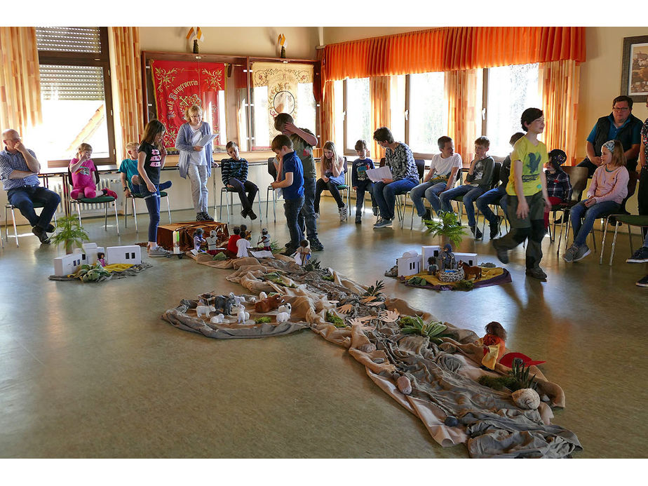 Kinderkarfreitagsliturgie im Gemeindezentrum (Foto: Karl-Franz Thiede)